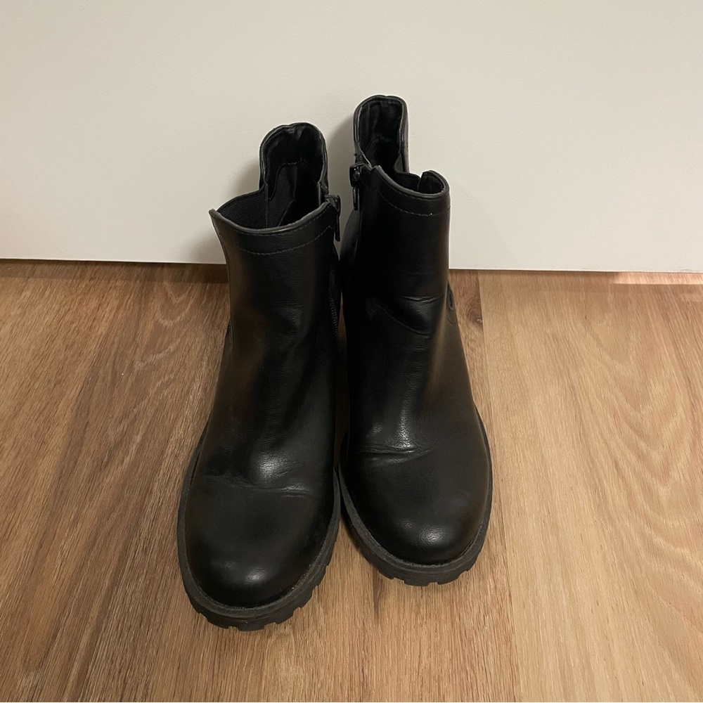 Sun + Stone Black Leather Chelsea-Style Ankle Boots Size 7